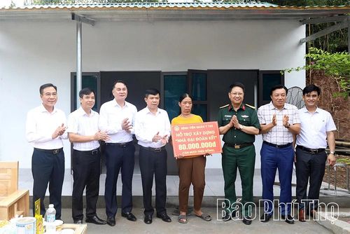Lãnh đạo tỉnh, đơn vị tài trợ và phường Kỳ Sơn trao hỗ trợ xây nhà đại đoàn kết cho hộ chính sách của phường Kỳ Sơn.