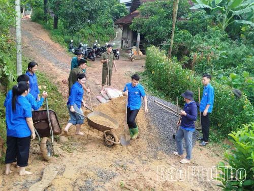 Đoàn thanh niên phối hợp với công an xã Yên Phú hỗ trợ gia đình chính sách sửa đường, sơn nhà.