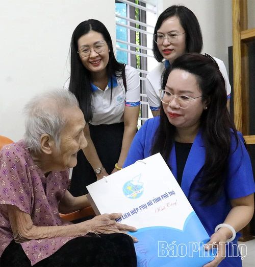 Đoàn công tác Hội LHPN tỉnh đến thăm hỏi, tặng quà Mẹ Việt Nam Anh hùng Nguyễn Thị Chố, tổ 8, phường Tân Hòa.