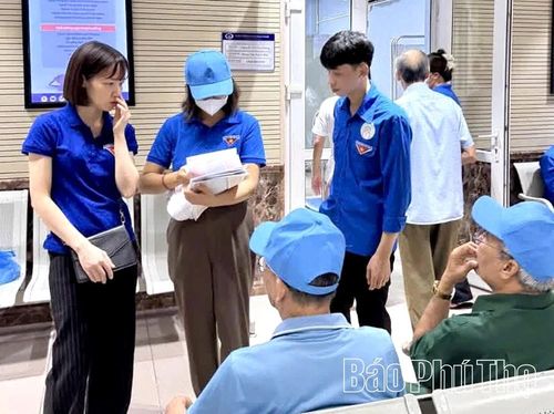 Đoàn viên phường Nông Trang hỗ trợ người có công làm thủ tục, hướng dẫn khám sức khỏe miễn phí tại Bệnh viện Đa khoa tỉnh.
