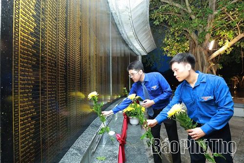 Đoàn viên, thanh niên dâng hoa tưởng nhớ các Anh hùng liệt sĩ.