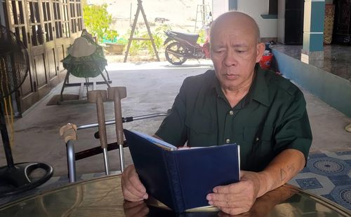 Những bút tích của đồng đội được cựu chiến binh Hồ Văn Dũng gìn giữ như một kỷ vật thiêng liêng - Ảnh: N.M