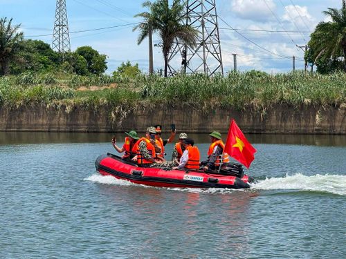 Cựu chiến binh, thân nhân liệt sĩ được đội cano tình nguyện 0 đồng chở tham quan các di tích lịch sử dọc sông Thạch Hãn - Ảnh: Cano 0 đồng