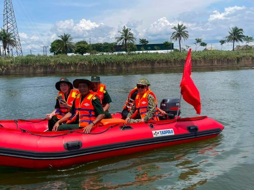 Các cựu chiến binh có một trải nghiệm đáng nhớ khi trở lại thăm chiến trường xưa - Ảnh: Cano 0 đồng