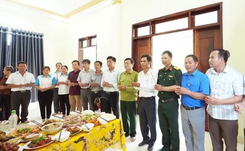 Lãnh đạo xã Lệ Ninh dâng hương tại gia đình liệt sĩ Nguyễn Trường Hậu, thôn 2, xã Lệ Ninh - Ảnh: P.V