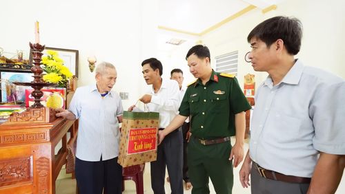 Thăm, tặng quà gia đình liệt sĩ Nguyễn Trường Hậu, thôn 2, xã Lệ Ninh - Ảnh: P.V