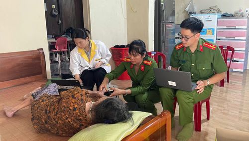Tổ công tác lưu động lấy mẫu ADN cho thân nhân liệt sĩ - Ảnh: N.M