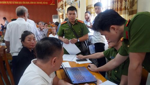 Lực lượng công an hỗ trợ thân nhân liệt sĩ lấy mẫu ADN - Ảnh: N.M