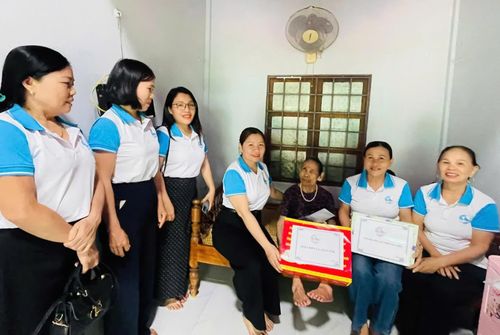 Hội Liên hiệp Phụ nữ xã Gio Linh tặng quà cho Bà mẹ Việt Nam anh hùng trên địa bàn xã - Ảnh: P.V