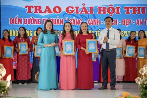 Hội LHPN xã Gio Linh trao giải hội thi tuyến đường tự quản "Sáng-xanh-sạch-đẹp-an toàn" - Ảnh: P.V