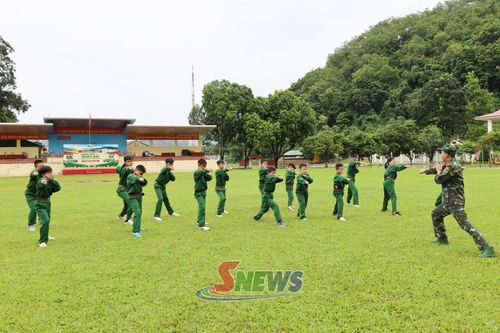 Học viên thực hành các động tác võ thể dục.