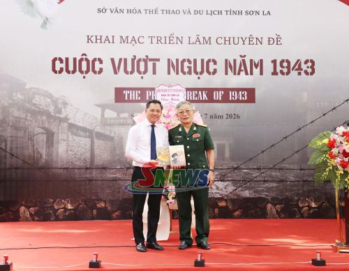 Thân nhân chiến sỹ cộng sản Trần Đăng Ninh tặng hoa và sách cho tỉnh Sơn La.