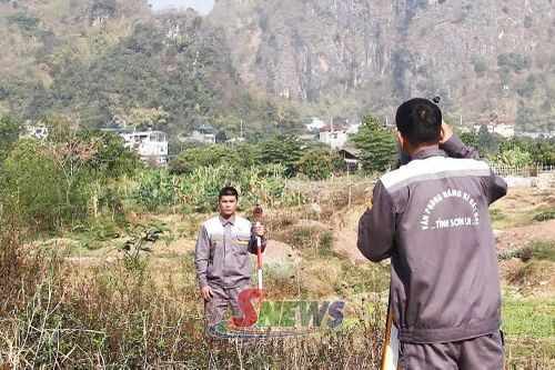 Cán bộ Văn phòng Đăng ký đất đai thực hiện đo đạc, xây dựng CSDL trên địa bàn phường Chiềng An. Ảnh: PV