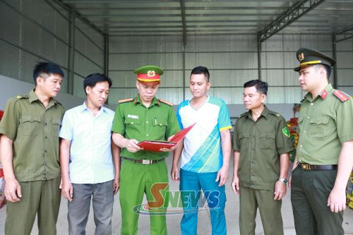 Công an xã Mường Bú và Tổ an ninh trật tự bản tuyên truyền phòng, chống ma túy tại hộ gia đình.