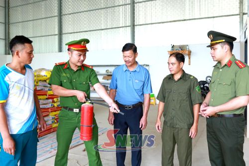 Công an xã Mường Bú hướng dẫn người dân sử dụng bình cứu hỏa.
