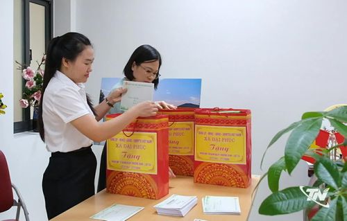 Cán bộ xã Đại Phúc chuẩn bị thư tri ân và quà tặng người có công.