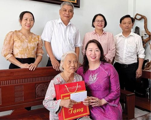 UVTV Thành ủy, Phó Chủ tịch Thường trực Ủy ban MTTQ Việt Nam TP. Huế Nguyễn Thị Ái Vân thăm, tặng quà Mẹ VNAH Nguyễn Thị Thanh Xuân ở phường Kim Long. Ảnh: Thái Bình 