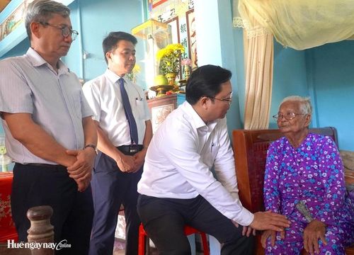 Chủ tịch UBND thành phố Lê Trí Thanh thăm hỏi, động viên Mẹ Việt Nam Anh hùng Trần Thị Nguyệt