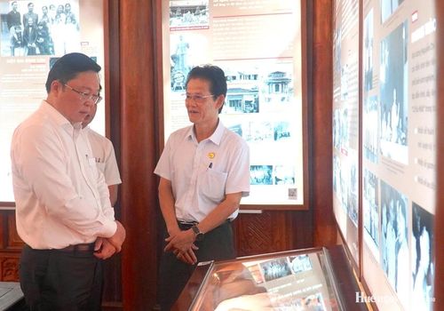 Chủ tịch UBND thành phố Lê Trí Thanh tham quan không gian trưng bày các hiện vật tại Bảo tàng Nguyễn Chí Thanh