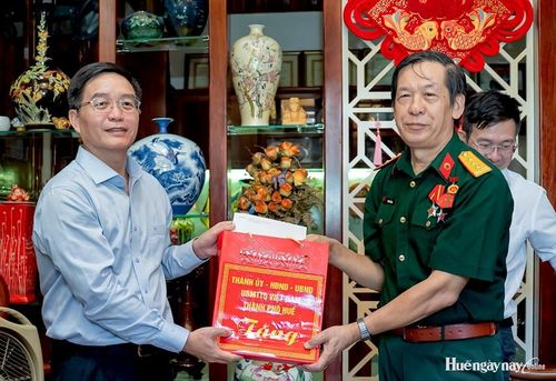 Thay mặt lãnh đạo thành phố, Bí thư Thành ủy Nguyễn Đình Trung tặng quà thương binh Huỳnh Tấn An