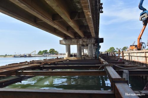  Do đặc thù vừa sửa chữa, vừa điều tiết nước nên việc thi công gặp nhiều khó khăn