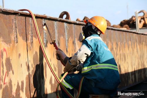  Các cửa van được đánh giá lại tình trạng hư hỏng trước khi sửa chữa, thay mới 