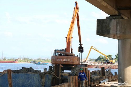 Công nhân làm việc ở công trường đối diện với sóng gió cũng như nắng nóng cao điểm 