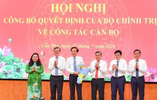 Thường trực Thành ủy Cần Thơ chúc mừng đồng chí Đỗ Thanh Bình - Ảnh: VGP/LS