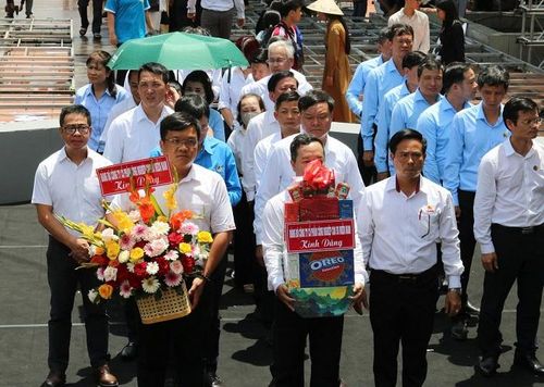 Đoàn cán bộ, đảng viên Công ty Cổ phần Công nghiệp Cao su Miền Nam thành kính dâng lễ tưởng niệm các Anh hùng liệt sĩ