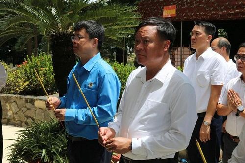 Ông Nguyễn Đình Khoát, Bí thư Đảng ủy, Tổng Giám đốc Công ty Cổ phần Công nghiệp Cao su Miền Nam thành kính dâng hương tại lễ tưởng niệm các Anh hùng liệt sĩ