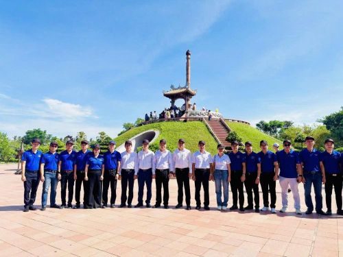 Ban Lãnh đạo, cán bộ, đoàn viên DRC trong hành trình về nguồn, tri ân các Anh hùng liệt sĩ tại Quảng Trị