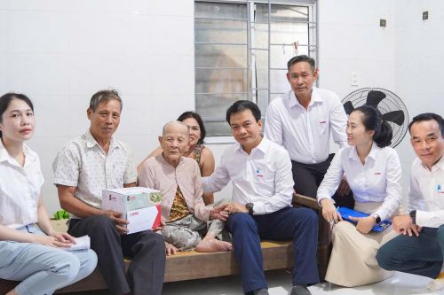 Công đoàn DRC thăm hỏi, động viên và trao quà tới các gia đình người có công với cách mạng, thân nhân người có công trên địa bàn phường Hải Vân