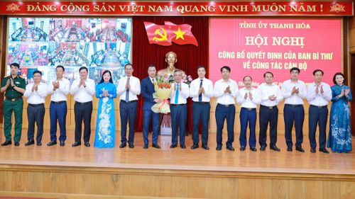 Ban Thường vụ Tỉnh ủy Thanh Hóa chúc mừng tân Chủ tịch UBND tỉnh Tô Anh Dũng.