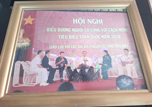 Cựu binh Chớ được vinh danh trong các hội nghị.