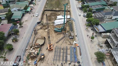 Nhân lực, thiết bị và vật liệu liên tục đưa về công trường thể hiện quyết tâm đẩy nhanh tiến độ thi công ngay từ những ngày đầu.