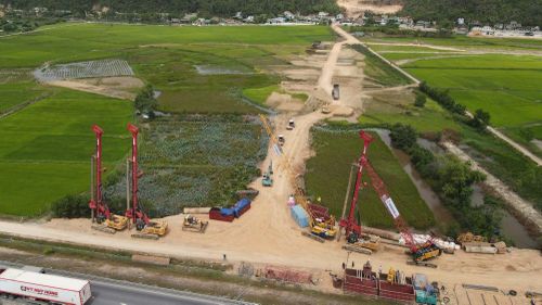 Đường công vụ đang được Tập đoàn Đèo Cả ưu tiên thi công, bởi đây sẽ là tuyến huyết mạch chính của dự án.
