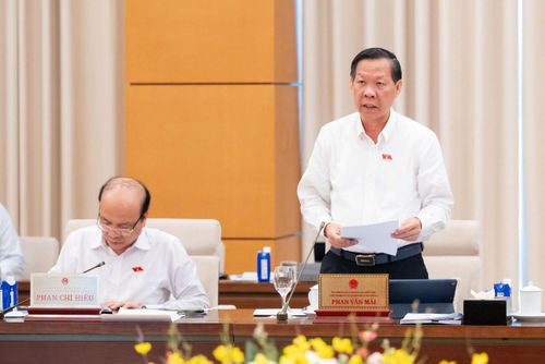 Chủ nhiệm Ủy ban Kinh tế và Tài chính Phan Văn Mãi trình bày tại phiên họp.
