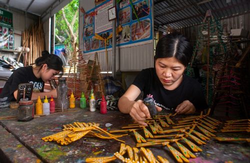 Chị Trần Thị Thanh Hải (Tây Phương, Hà Nội) cho rằng: “Việc tạo nên màu sắc, họa tiết trên thân của từng con chuồn chuồn cần phải cẩn thận trong từng nét vẽ”.