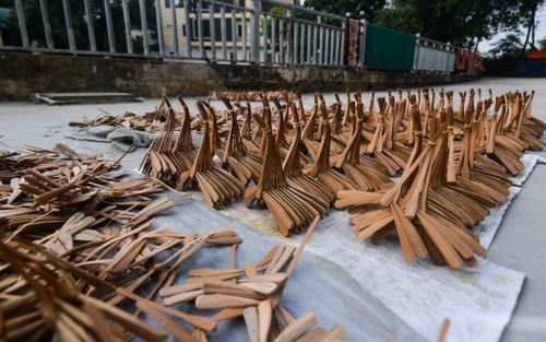 Chuồn chuồn sau khi hoàn thành khâu tạo hình được phơi khô ngoài trời trong khoảng 2 ngày trước khi khoác lên mình màu sắc rực rỡ.