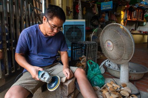 Ông Nguyễn Văn Tái (Tây Phương, Hà Nội) đã gắn bó, theo đuổi với nghề làm chuồn chuồn tre hơn 20 năm qua. Với tình yêu mãnh liệt với nghề truyền thống, ông là một trong những người đầu tiên làm thành công và mở rộng được hình ảnh chuồn chuồn tre Thạch Xá.