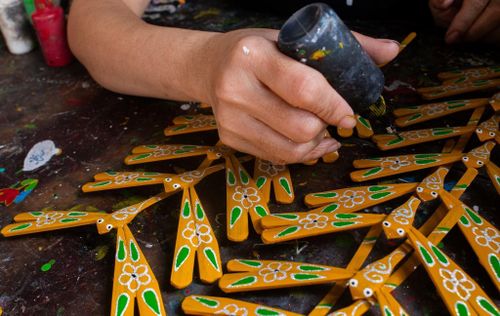 Người thợ sẽ sơn lên những họa tiết nổi bật bằng sơn dầu trên thân và cánh. Điều đặc biệt là các hoa văn, họa tiết đều được những người thợ tự sáng tạo ra, lấy cảm hứng từ chính cuộc sống thôn quê của mình. Theo những người nghệ nhân, công đoạn này là công đoạn khó làm nhất.