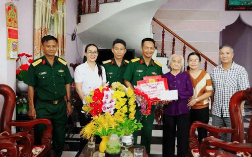 Sư đoàn 10 phối hợp với phường Đăk Cấm, tỉnh Quảng Ngãi thăm hỏi, động viên và tặng quà các gia đình chính sách trên địa bàn đóng quân. Ảnh: Hữu Huy