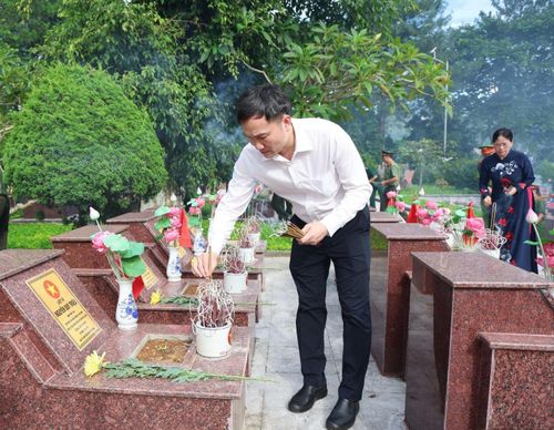 Đồng chí Nguyễn Tuấn Anh - Ủy viên Dự khuyết Ban Chấp hành Trung ương Đảng, Phó Bí thư Thường trực Tỉnh ủy Lai Châu thắp hương tại các phần mộ Liệt sĩ.