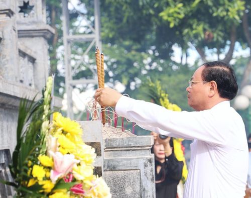 Đồng chí Lê Minh Ngân - Ủy viên Ban Chấp hành Trung ương Đảng, Bí thư Tỉnh ủy, Chủ tịch HĐND tỉnh Lai Châu dâng hương Đài tưởng niệm các Liệt sĩ.