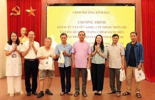 Lãnh đạo Bệnh viện mắt Sông Cầu Bắc Ninh và UBND phường Kinh Bắc tặng quà, thuốc cho các bệnh nhân.