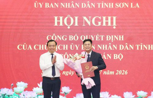 Phó Chủ tịch Thường trực UBND tỉnh Sơn La Hà Trung Chiến trao Quyết định bổ nhiệm đồng chí Nguyễn Xuân Trường.
