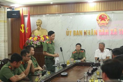  GS.TS, Đại tá Hoàng Minh Tuấn, Trưởng khoa An ninh nội địa báo cáo kết quả thực hiện chương trình của Khoa An ninh nội địa tại xã Thái Thụy, tỉnh Hưng Yên. 