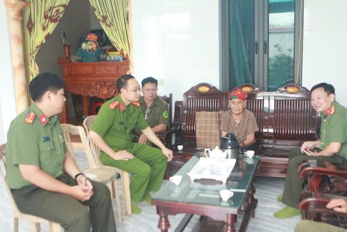  Đoàn công tác tới thăm, tặng quà cho Mẹ Việt Nam Anh hùng tại xã Tây Thái Ninh, tỉnh Hưng Yên. 