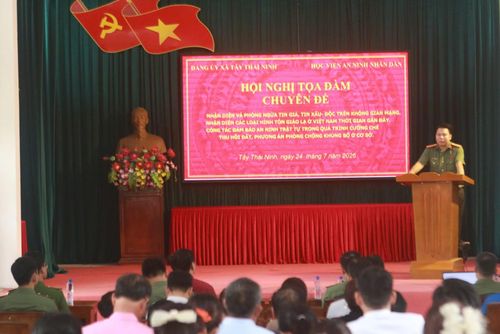  Giảng viên Khoa An ninh nội địa báo cáo chuyên đề cho cán bộ, đảng viên tại xã Tây Thái Ninh, tỉnh Hưng Yên. 