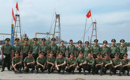  Đoàn Công tác chụp ảnh lưu niệm tại Cảng Diêm Điền, xã Thái Thụy, tỉnh Hưng Yên. 